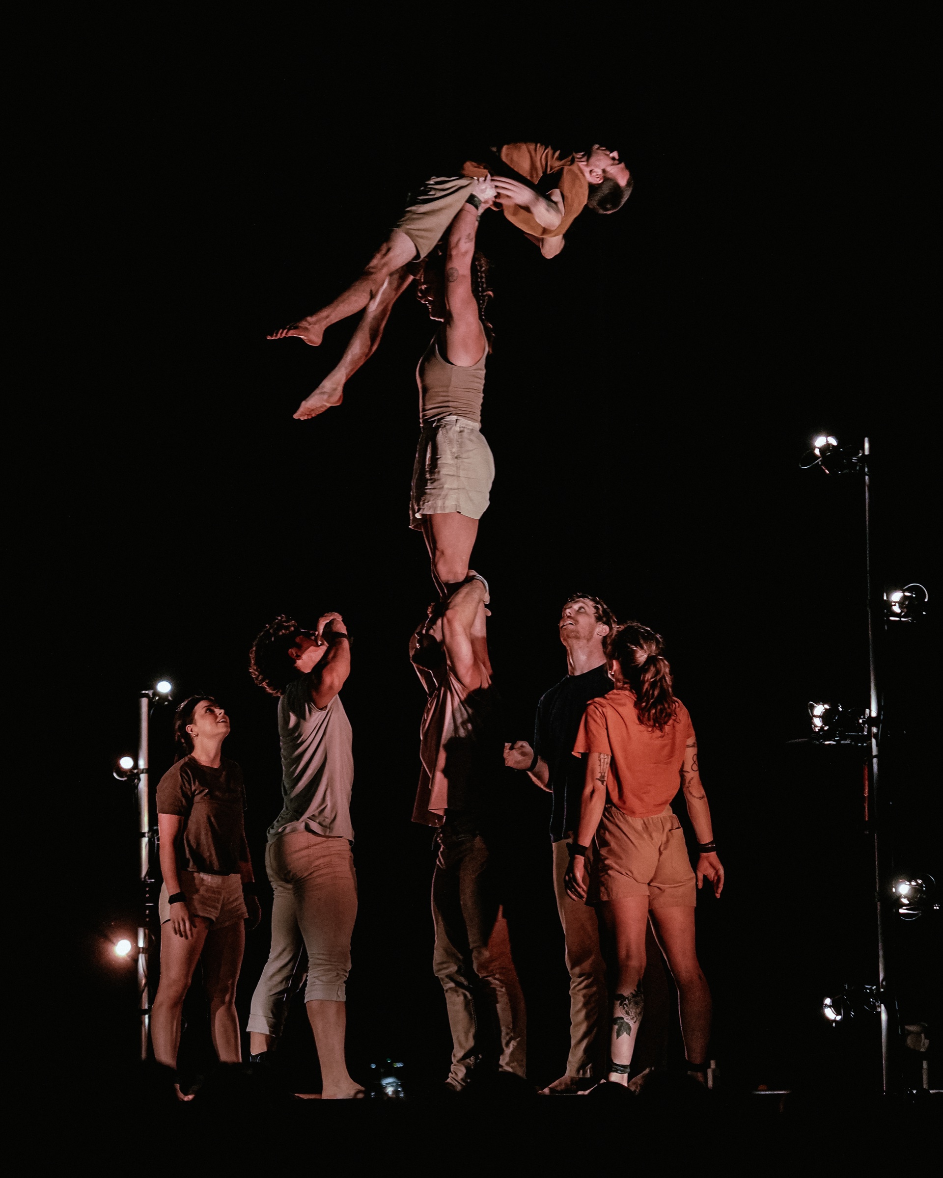 Porté acrobatique sur scène pendant le spectacle A Simple Space