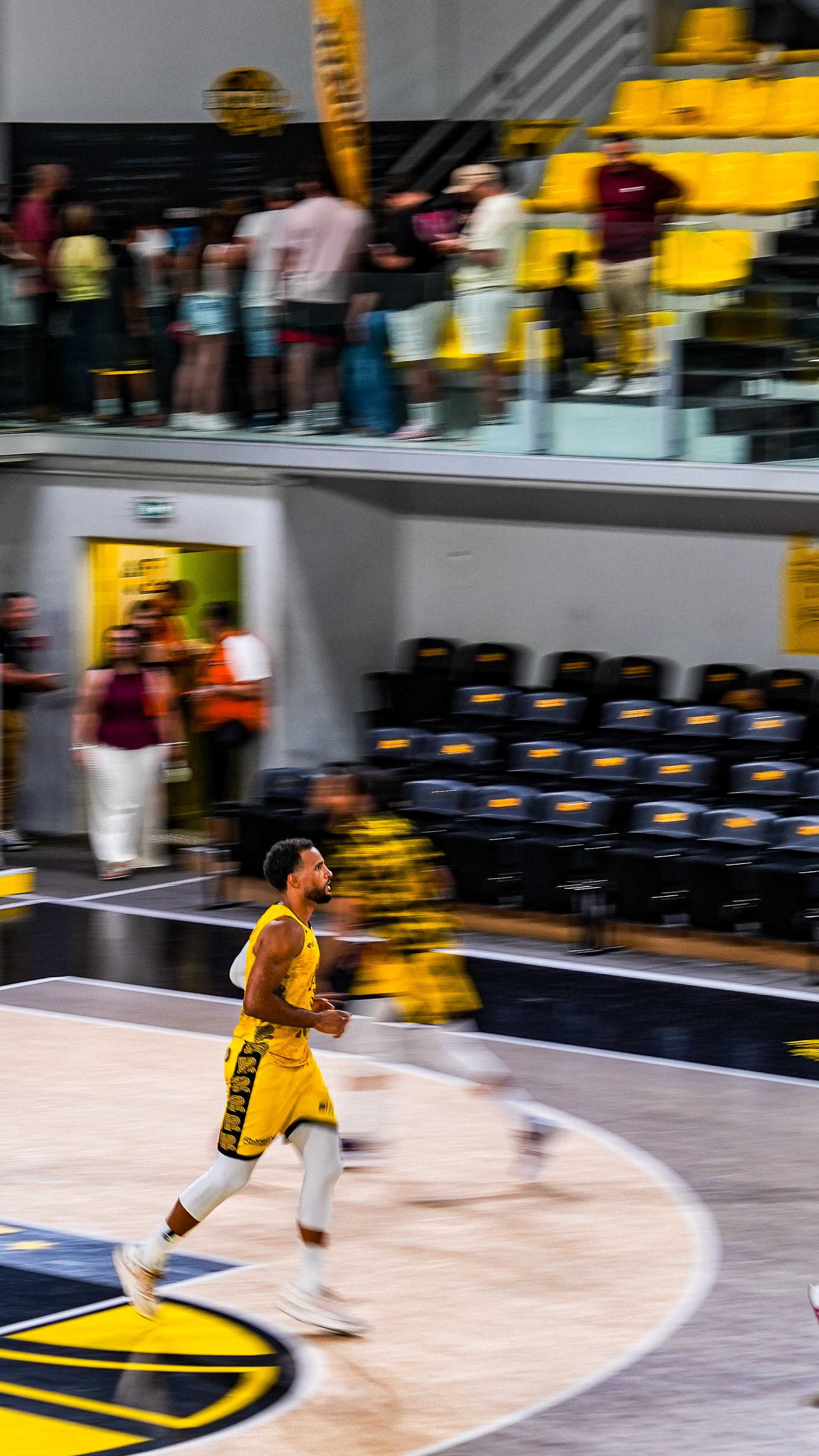 Basketteur en mouvement dans un gymnase