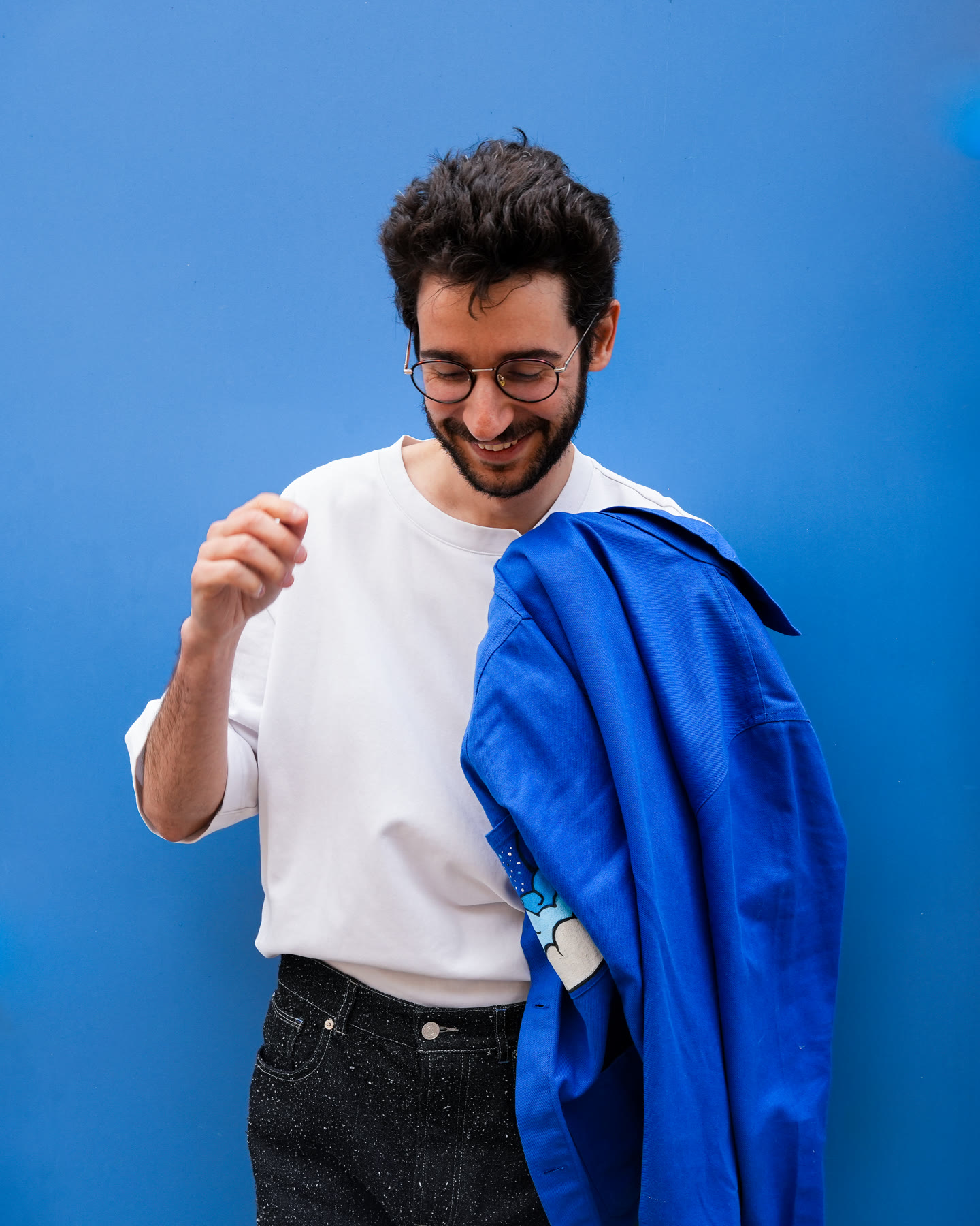 Portrait souriant sur fond bleu