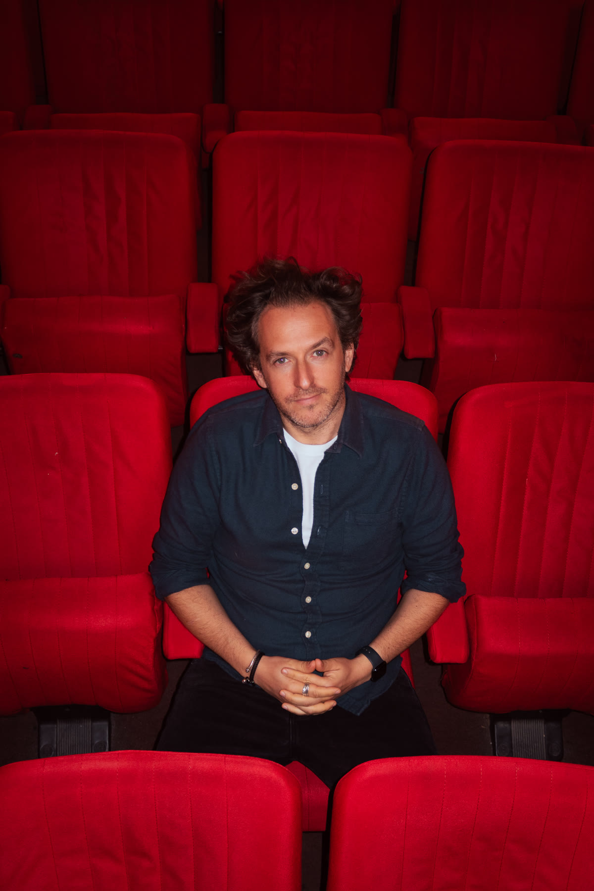 Portrait dans une salle de cinéma aux fauteuils rouges