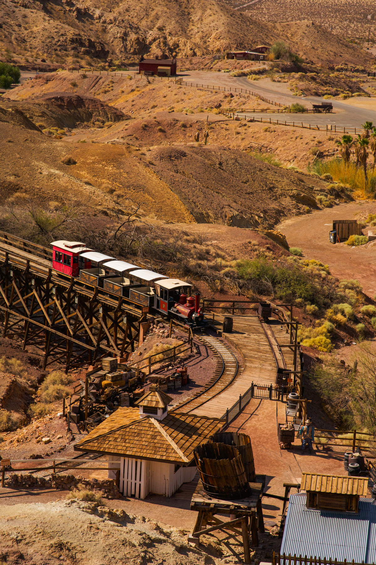 Petit train dans un paysage désertique